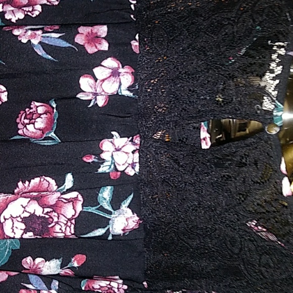 Two ladies Rewind blouses.. Size XL - Picture 5 of 8